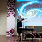 De teoría cuántica y felicidad: conferencia de la doctora Julieta Fierro a lasallistas 