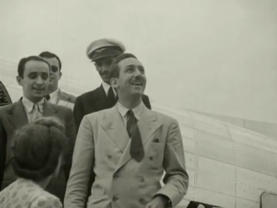Walt-Disney-bajando-del-avion