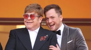ELTHON JOHN CON TARON EGERTON CON EL ACTOR QUE LO ENCARNA EN SU PELÍCULA BIOGRÁFICA