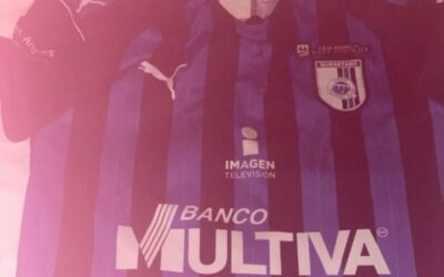 Niño-salva-a-aficionada-del-Querétaro-le-da-su-playera-para-escapar-del-estadio-768x566