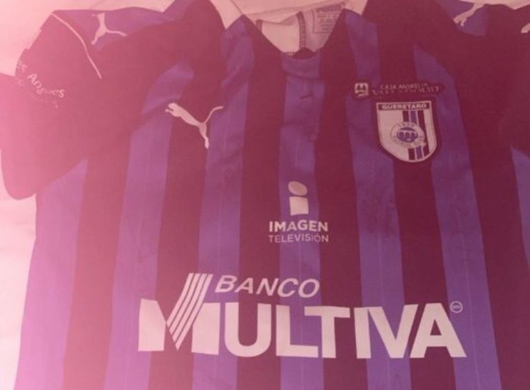 Niño-salva-a-aficionada-del-Querétaro-le-da-su-playera-para-escapar-del-estadio-768x566