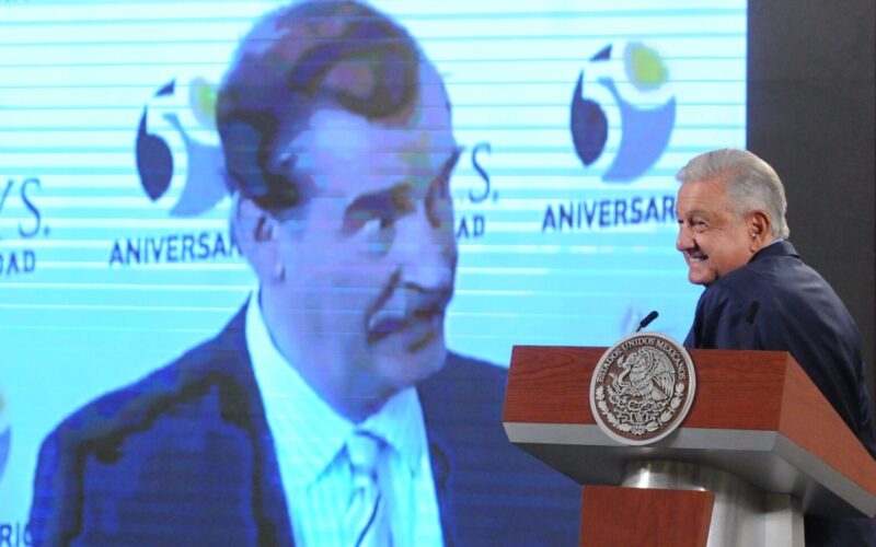 Andrés Manuel López Obrador, presidente de México, muestra un video donde aparece el ex presidente de México, Vicente Fox.