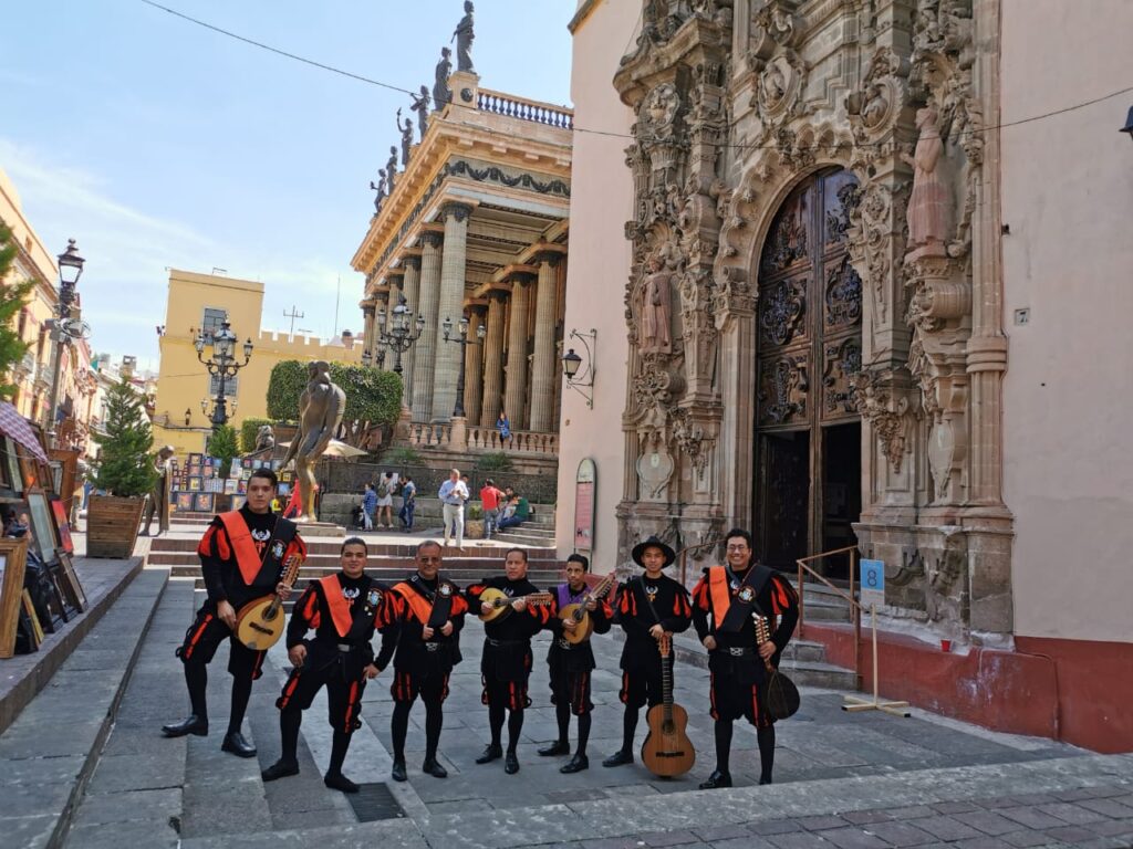El callejoneo, una tradición viva de la ciudad de Guanajuato 