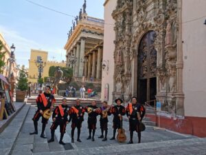 El callejoneo, una tradición viva de la ciudad de Guanajuato 