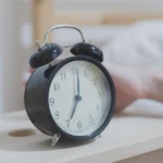 ¿Por qué algunas personas se despiertan antes de que suene la alarma?