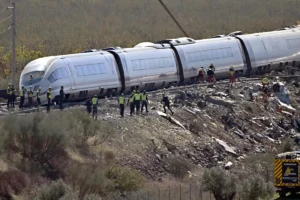 al-menos-64-muertos-por-la-colision-de-dos-trenes-de-alta-de-velocidad-en-espana_c6172ca2-3986-4b7d-aaae-92cb837e55f8_media
