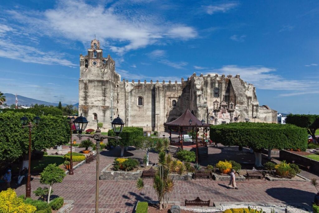 pueblo-magico-de-yuriria1-1200x800