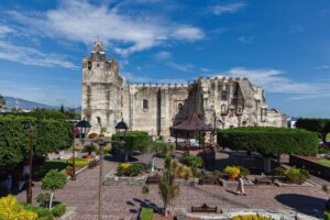pueblo-magico-de-yuriria1-1200x800