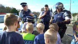 POLICÍA Y NIÑOS