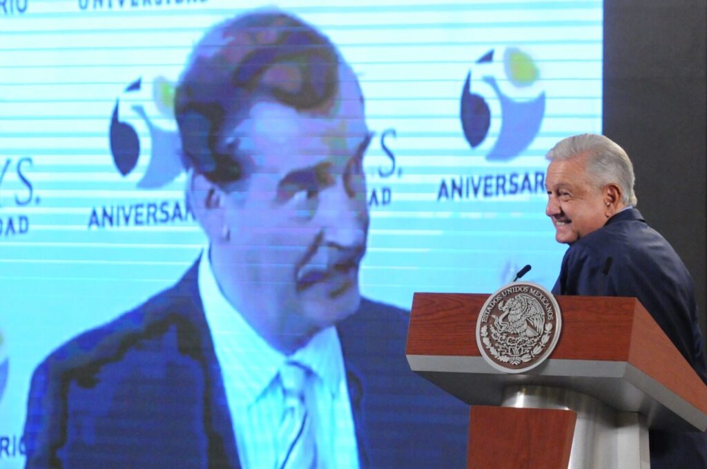 Andrés Manuel López Obrador, presidente de México, muestra un video donde aparece el ex presidente de México, Vicente Fox.