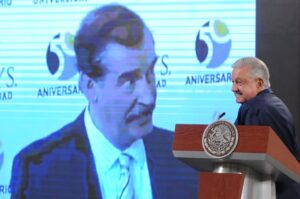 Andrés Manuel López Obrador, presidente de México, muestra un video donde aparece el ex presidente de México, Vicente Fox.