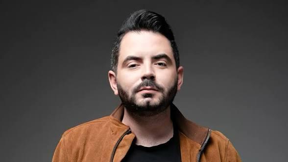 José Eduardo Derbez marca distancia con su papá